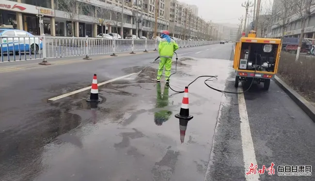 兰州市环卫部门迅速行动 全力应对沙尘天气